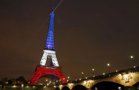 Eiffelova v v barvch francouzsk vlajky.
