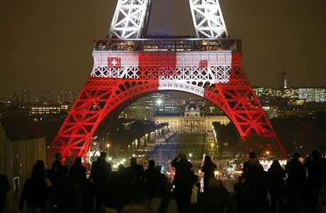 Eiffelova v se rozsvtila v barvch francouzsk vlajky k uctn obt...