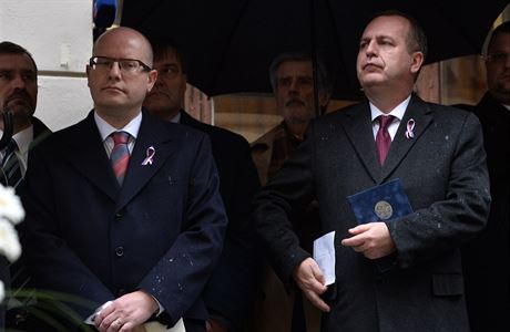 Premiér Bohuslav Sobotka (vlevo) a rektor Univerzity Karlovy Tomá Zima se 17....