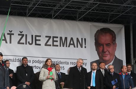 Prezident Milo Zeman (uprosted) a Blok proti islámu. Spolu se Zemanem se na...