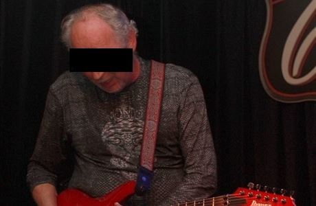 Zavradný R.H. zbonoval hudbu, rád hrál na kytaru.
