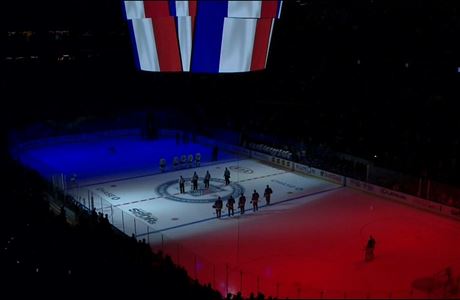 Francouzská hymna ped zápasem New York Rangers.