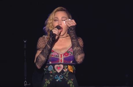 Emotivní e zpvaky Madonny bhem jejího vystoupení ve Stockholmu.