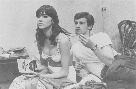 Anna Karina a Jean-Paul Belmondo ve filmu Jean-Luca Godarda Blzniv Petek.