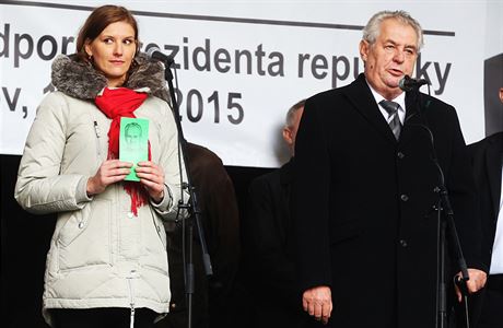 Aktivistka Jelena Vianová a prezident Milo Zeman 17. listopadu na Albertov.