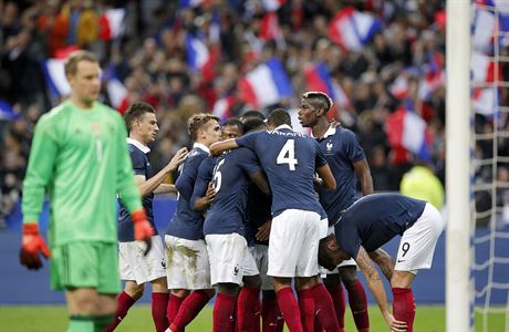 Francouztí fotbalisté se radují z gólu v utkání proti Nmecku.