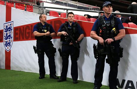 Policist se samopaly dohleli ve Wembley i na trnink obou tm.