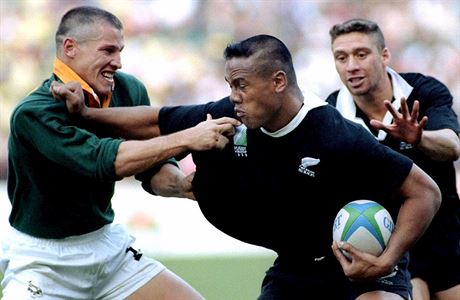 Jonah Lomu v reprezentanm dresu pi utkn proti Novmu Zlandu.