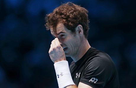 Andy Murray si bhem utkání stíhal vlasy.