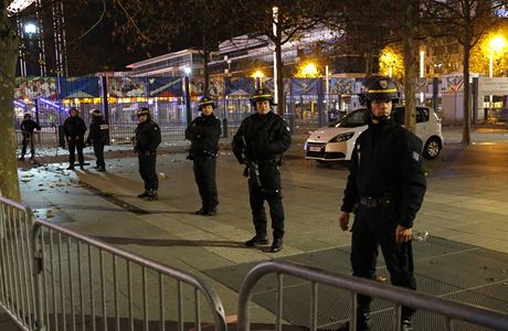 Francouztí policisté hlídají Stade de France bhem utkání Francie - Nmecko.