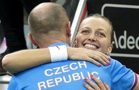 Česká tenistka Petra Kvitová slaví zisk prvního bodu s kapitánem Petrem Pálou.