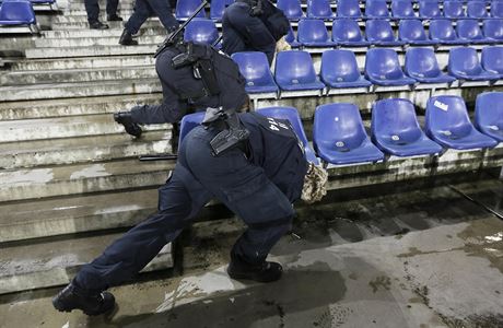 Policist prohledvaj fotbalov stadion v Hannoveru.