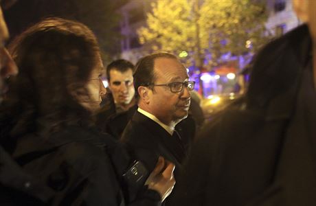 Otřesený Hollande mluví k novinářům na místě útoku.