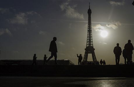Turist si Eiffelovu v prohldnou jen z dlky.