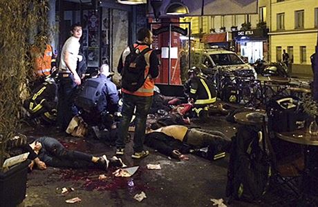 Obti teroristického útoku leí ped restaurací La Bell Equipe v Paíi.