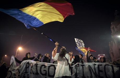 Demonstrant ve foklrnm odvu mv rumunskou vlajkou.