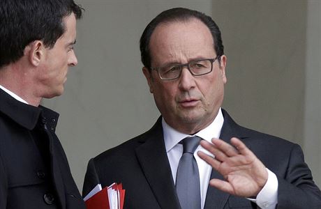 Francouzský prezident Francois Hollande s premiérem Manuelem Vallsem v...