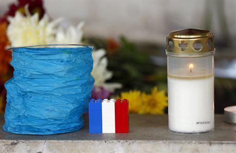 Kvtiny, svíky a kostky lega v barvách francouzské vlajky ped francouzskou...