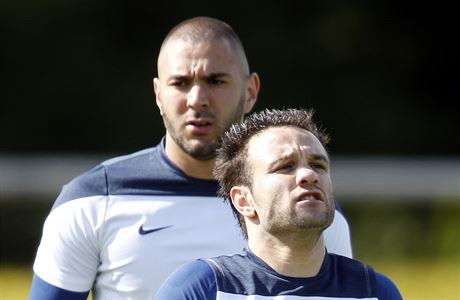 Karim Benzema (vzadu) a Mathieu Valbuena, oba protagonisté vydraské aféry.
