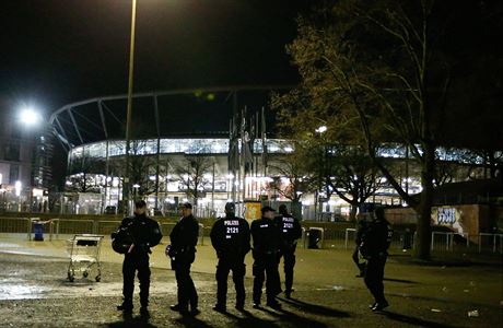 Policie ped stadionem v Hannoveru.