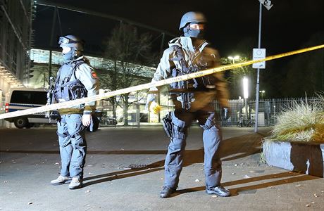 Speciln policejn jednotky ped stadionem v Hannoveru.