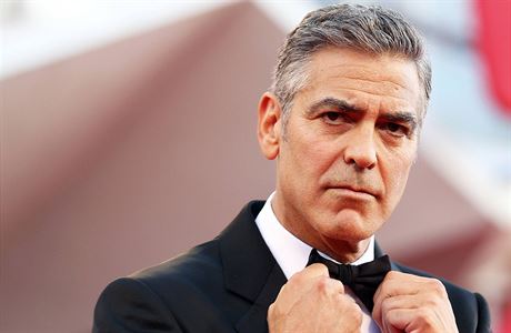 Známý hollywoodský herec George Clooney ví, jak na erveném koberci pózovat.