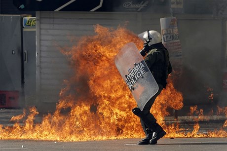 Generální stávku v ecku doprovázely nepokoje. Demonstranti házeli na policii...