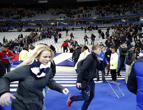 Diváci opoutjí fotbalový stadion