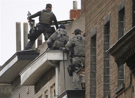 Belgická policie zasahuje ve tvrti Molenbeek.