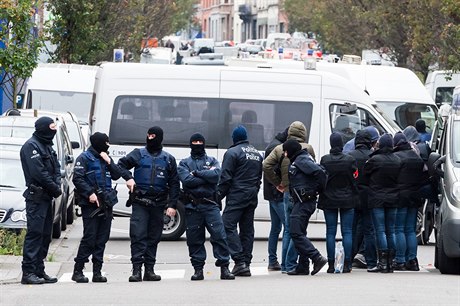 Policie po úspném zásahu v Molenbeek.