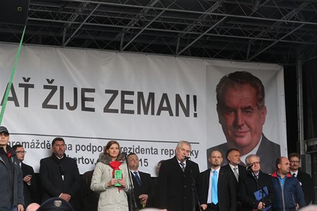 Prezident Milo Zeman (uprosted) a Blok proti islámu. Spolu se Zemanem se na...