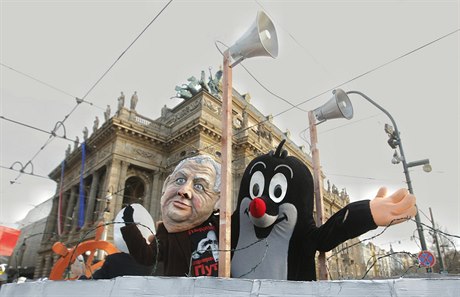 Satirický karnevalový prvod u Národního divadla.