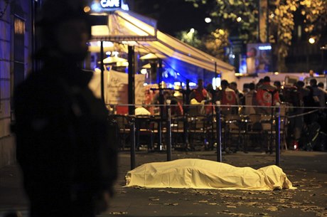 Jedna z obětí teroristického útoku před divadlem Bataclan.