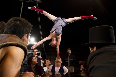 Soubor nového cirkusu Akoreacro (Francie) - představení  Klaxon.