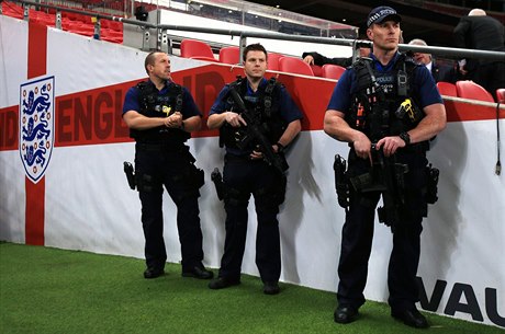 Policisté se samopaly dohlíeli ve Wembley i na trénink obou tým.