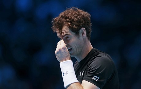 Andy Murray si bhem utkání stíhal vlasy.