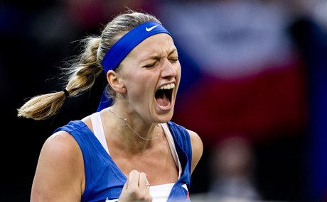 Česká tenistka Petra Kvitová slaví zisk prvního bodu ve finále Fed Cupu.