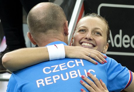 eská tenistka Petra Kvitová slaví zisk prvního bodu s kapitánem Petrem Pálou.