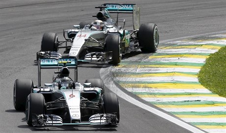 Nico Rosberg (vpedu) z Mercedesu ped svým stájovým kolegou Lewisem Hamiltonem.