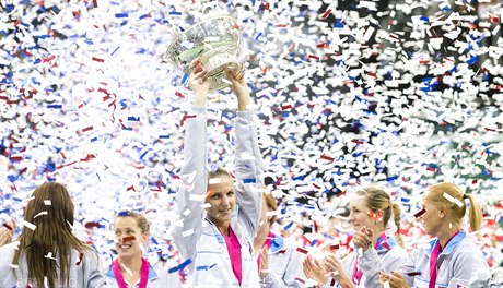 Karolína Plíková oslavuje vítzství ve Fed Cupu.