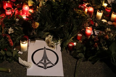 Kvtiny, svíky, plakáty a vzkazy nosí lidé k francouzským ambasádám po celém...