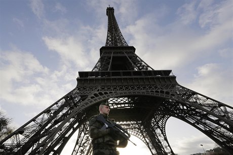 Ozbrojený voják u Eiffelovy ve.