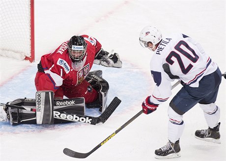 Mladý hokejista USA Blake Pietila (vpravo) a branká eských junior Patrik...