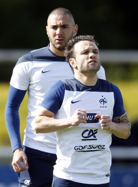 Karim Benzema (vzadu) a Mathieu Valbuena, oba protagonisté vydraské aféry.