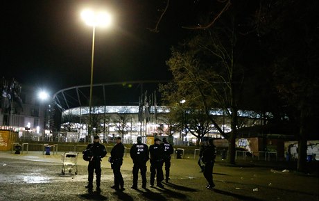 Policie ped stadionem v Hannoveru.