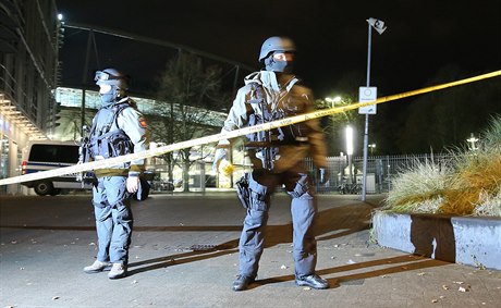 Speciální policejní jednotky ped stadionem v Hannoveru.