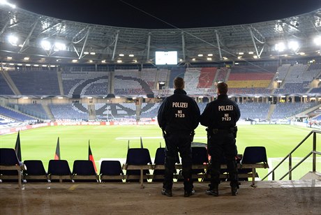 Policisté dohlíejí na vyklizenou HDI-Arenu v Hannoveru.