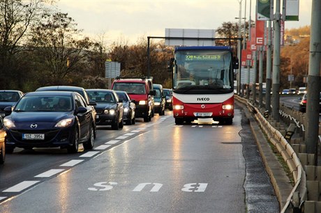 Pruh vyhrazený pro autobusy na Strakonické končí na Barrandovské mostě. Měří...