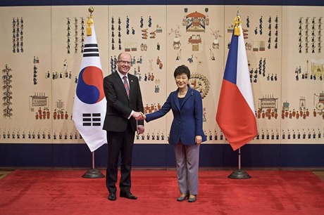Bohuslav Sobotka s jihokorejskou prezidentkou Pak Kun-hje v Modrém domě v Soulu.