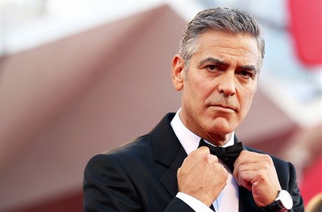 Známý hollywoodský herec George Clooney ví, jak na erveném koberci pózovat.